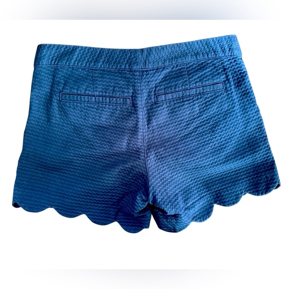Lilly Pulitzer sz 00 buttercup Navy Scalloped Women's Short excellent condition - Picture 3 of 4
